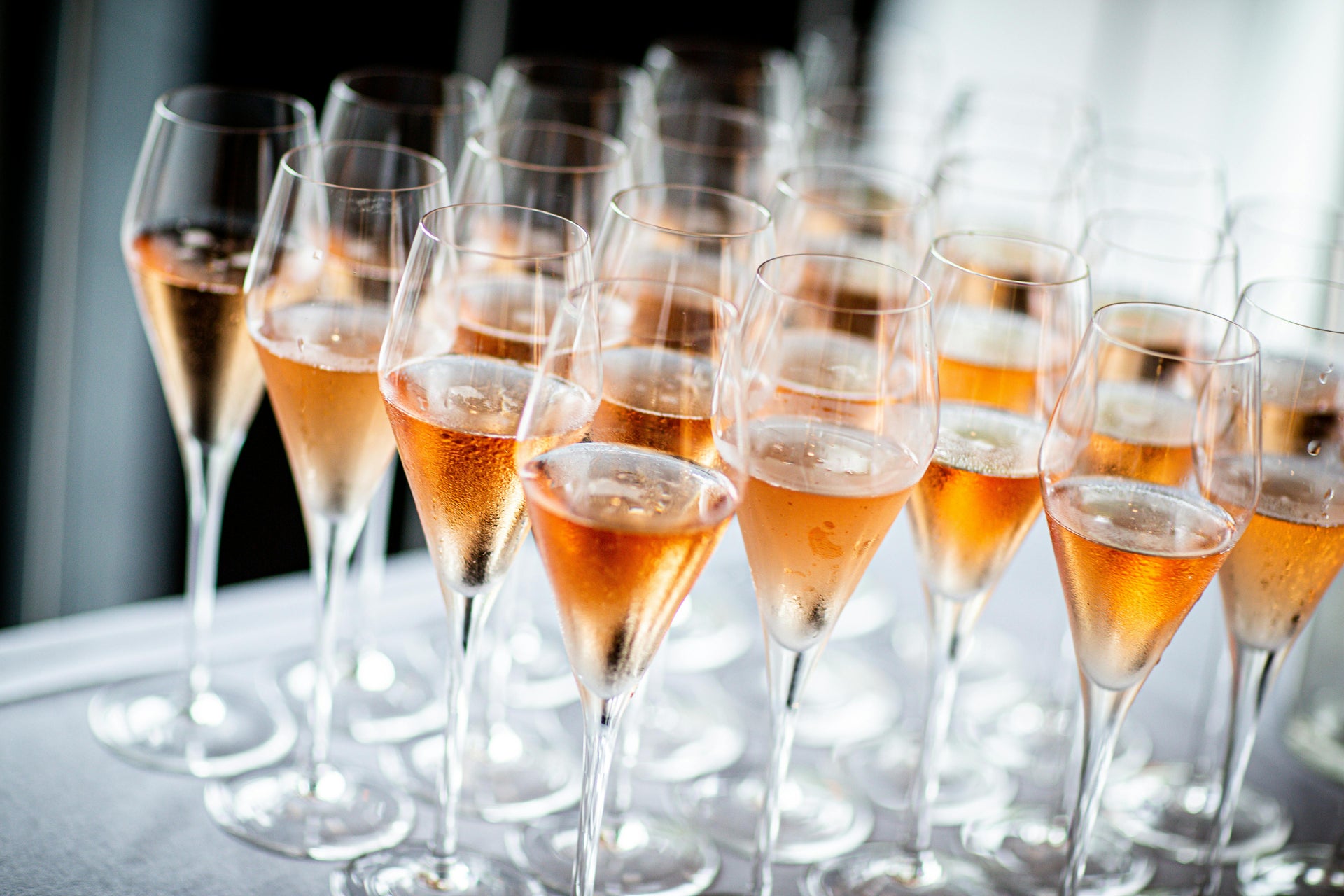 Champagner Begleitung I pairing - A stylish arrangement of champagne flutes filled with sparkling rosé, perfect for elevating any event.
